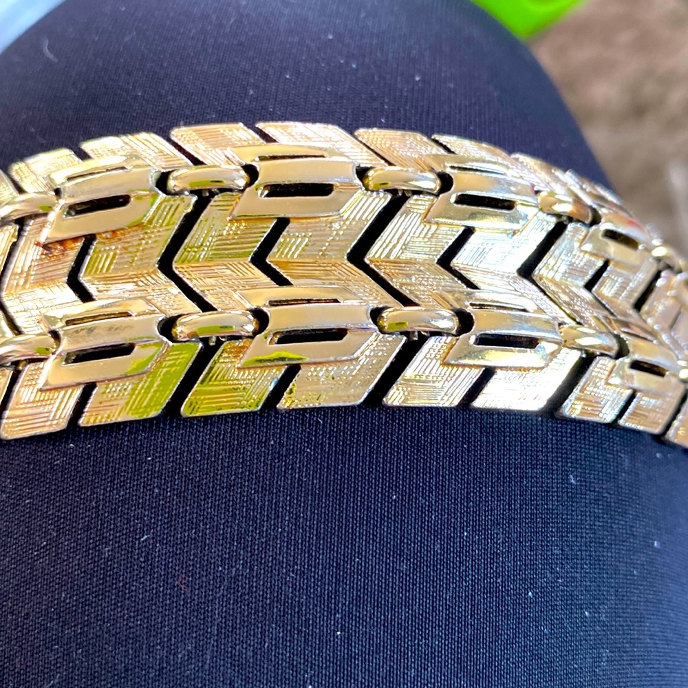 Vintage Lisner gold tone bracelet
